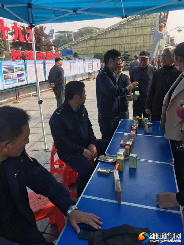 工作人员向群众讲解辨别伪劣药品知识