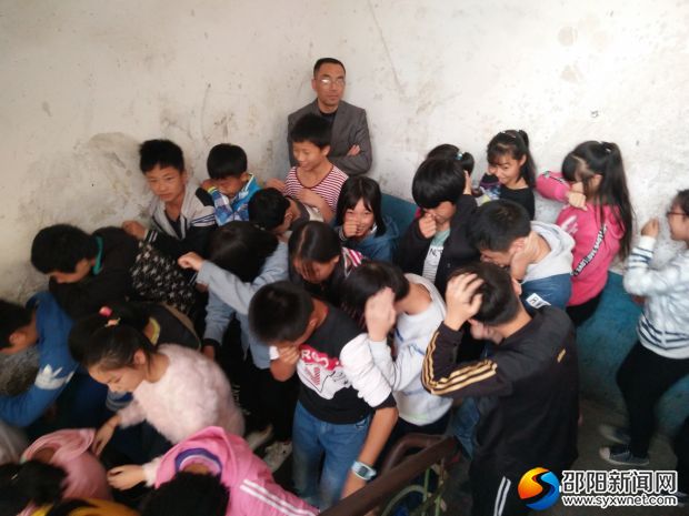 楼梯中守护安全的老师