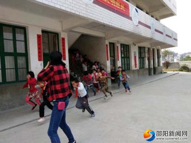 教师指导疏散