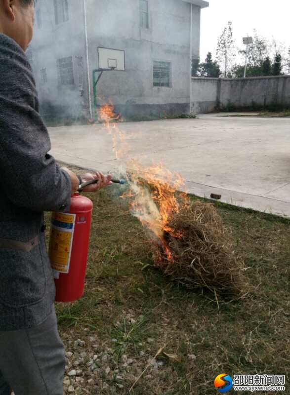 灭火器灭火