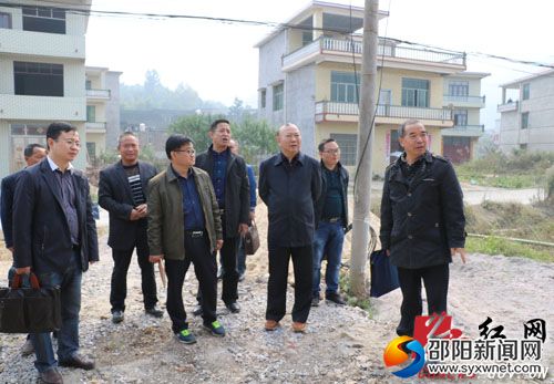 在联塘村查看易地扶贫搬迁工作