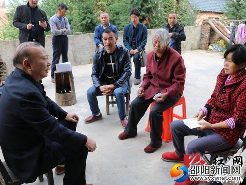 在太塘村慰问贫困户
