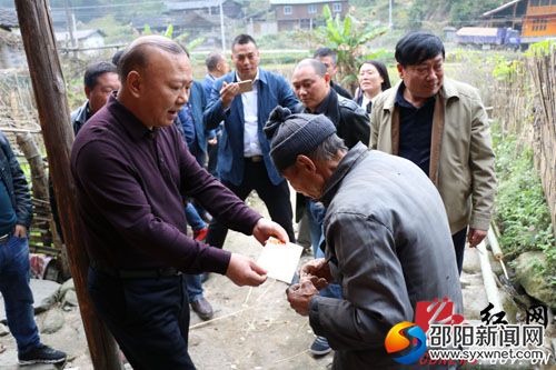 在双桥村慰问贫困户黄费月老人