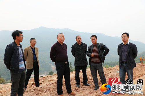 在桐龙村调研易地集中安置地