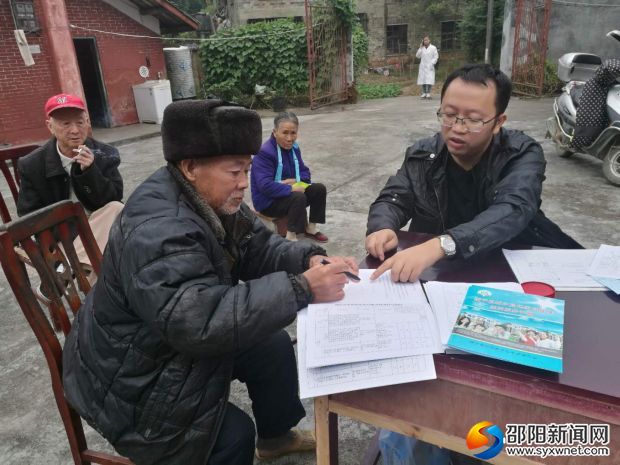 乡卫生院长苏志雄为老人进行健康知识讲解