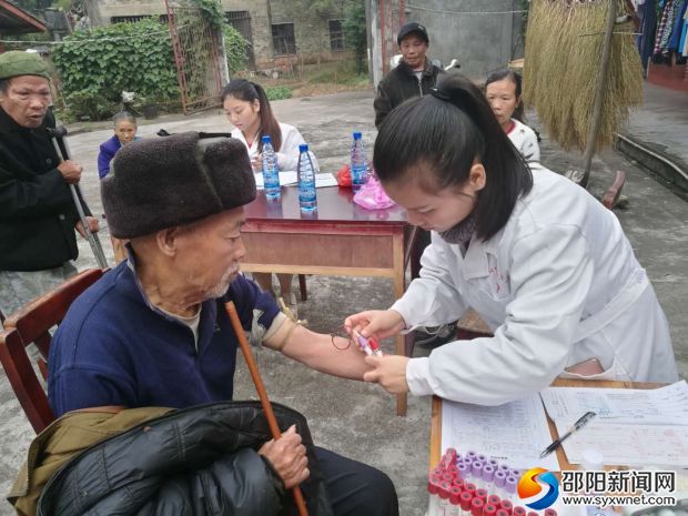 医护人员为老人抽血