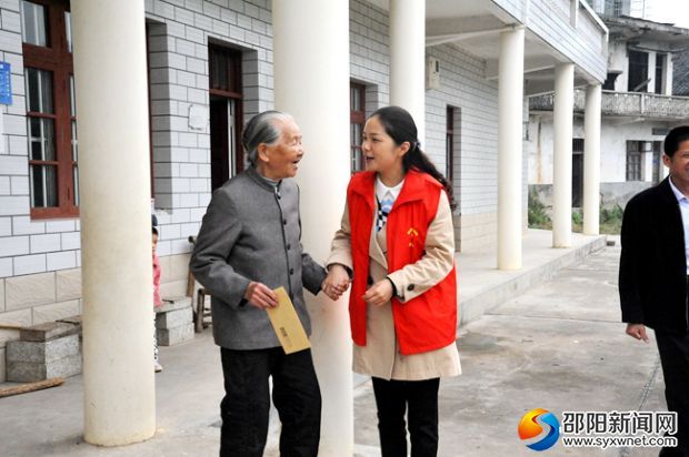 亲切的与老人&ldquo;话家常&rdquo;