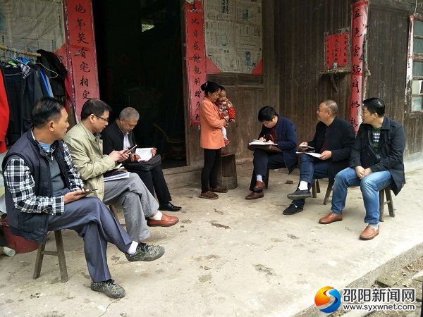 走访贫困户李洪喜家