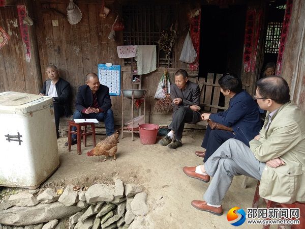 走访贫困户李方琴家