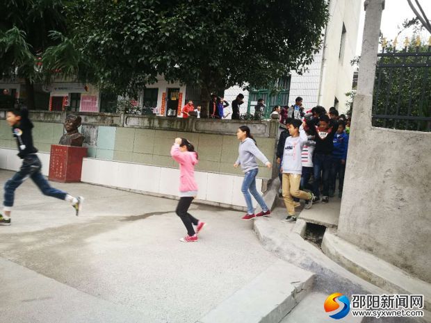 学生正在撤离教室