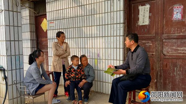 新邵一中副校长曾晓富与帮扶对象交流