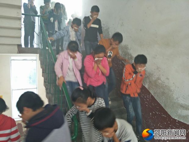 同学们紧张有序地撤离
