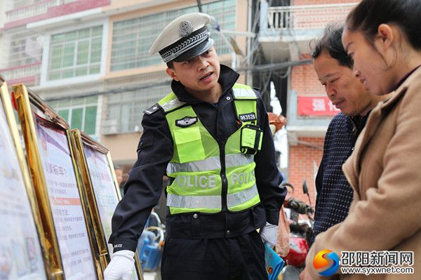 图为 宣传民警在司门前镇开展黄标车宣传