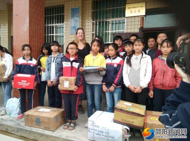 图为丁山学校贫困学生领取一对一帮扶捐赠物品_副本