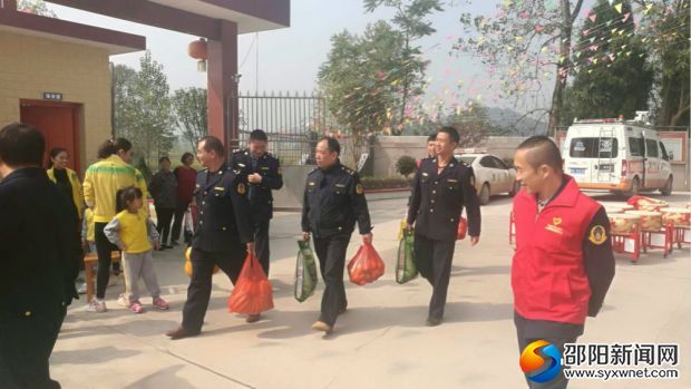 志愿者给老人们送去慰问品