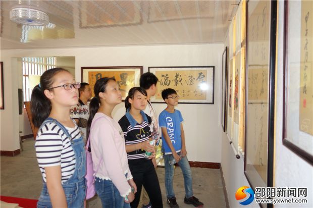 七、师生们欣赏省内外名家在滩头李志军手工古纸上的书画DSC04766