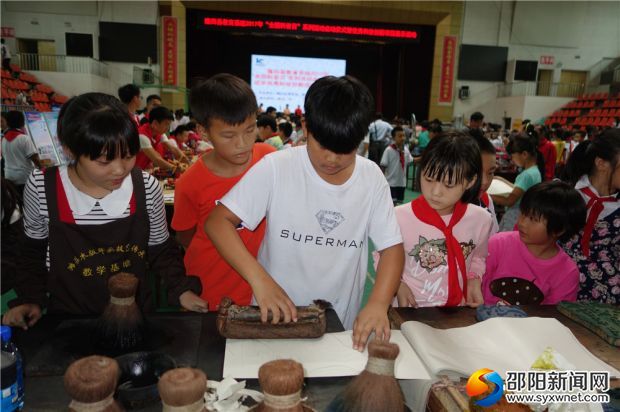 八、在全国科普活动日,隆回县中小学生代表,在体验制作滩头年画DSC05032