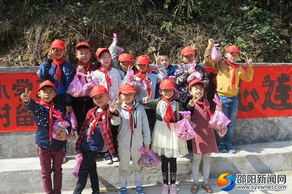 解放小学学生收到小礼物