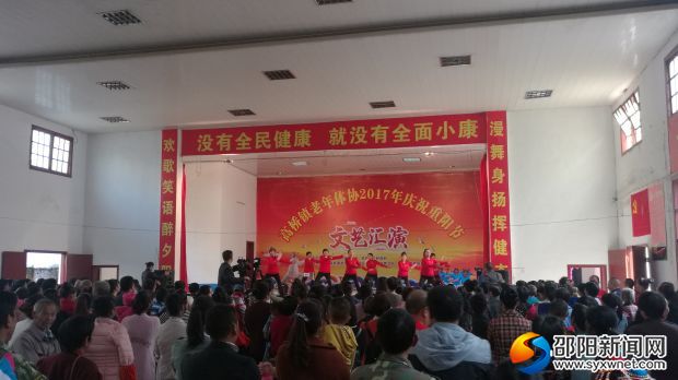 柔力球表演展现了高桥老年朋友矫健身姿