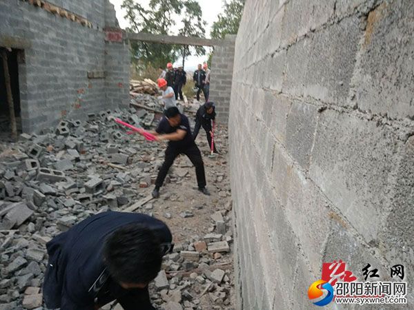人工拆除现场