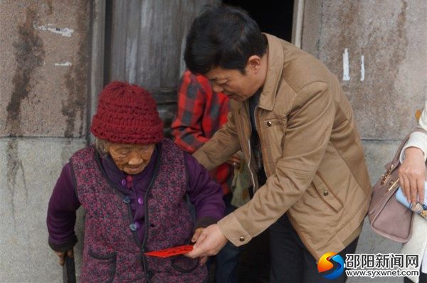走访慰问关峡乡梅口村107岁的苏祥坤老人