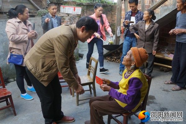 慰问武阳镇六王村100岁的肖兴凤老人