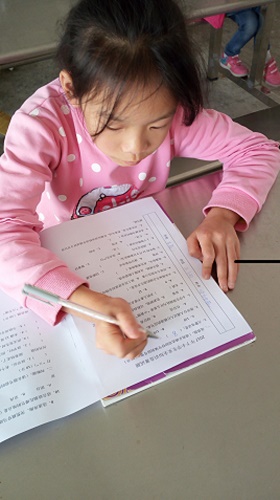 我是二年级的选手,我正在进行安全与卫生知识竞赛,为我加油! (2)