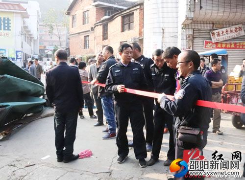 工作人员拉起警戒线维护拆迁秩序