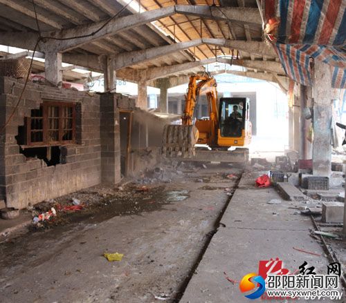 大型挖机正在对原儒林老农贸市场进行拆迁