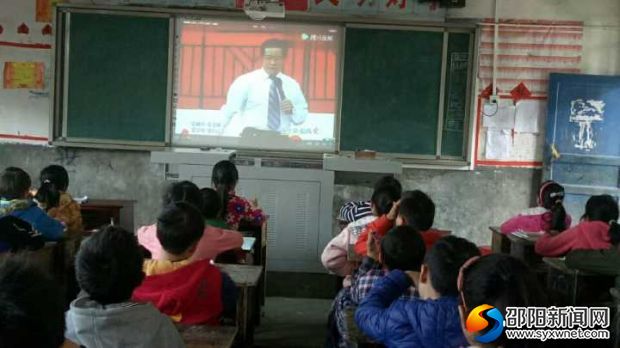学生们在看邹越老师的《让生命充满爱》这个视频