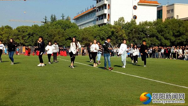 图为新邵一中体艺社团学生现代舞表演
