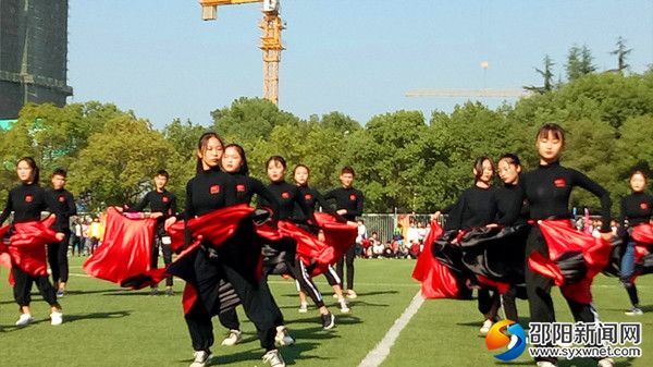图为一中艺术学生现代舞表演