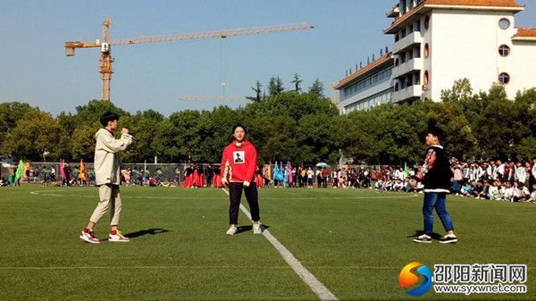 图为音乐社团学生合唱现场