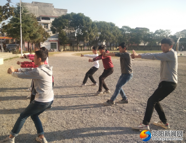 武术队员在认真练习