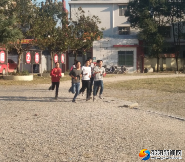 学生在跑步