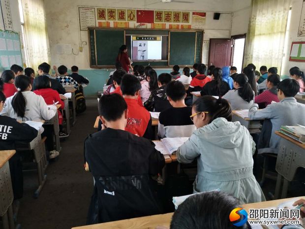 廖春花老师在上语文课