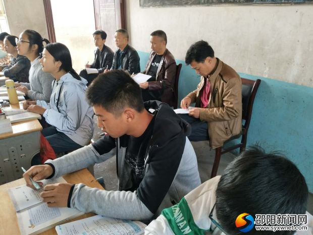县教育局及学校领导在听推门课