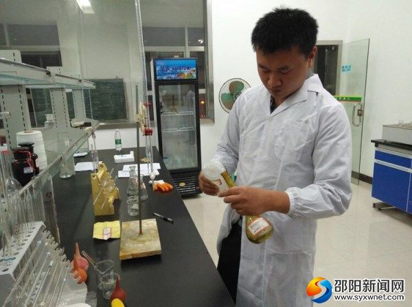一等奖获得者黄维钧实验操作现场