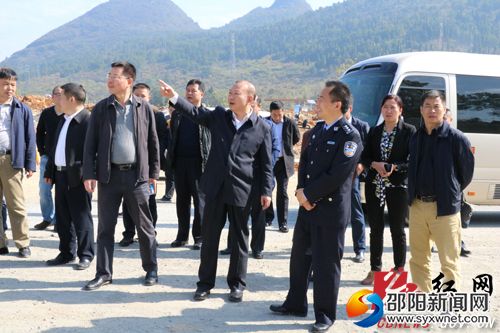 湖南南山国家公园管理局党委书记、城步县委书记罗建南深入武靖高速公路建设现场办公