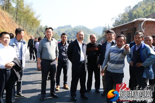 罗建南在武靖高速公路施工现场听取群众意见