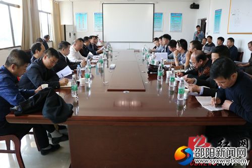 罗建南在座谈会上听取工程指挥部负责人汇报