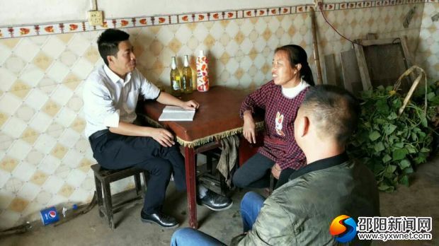 在乔罗村走访贫困户