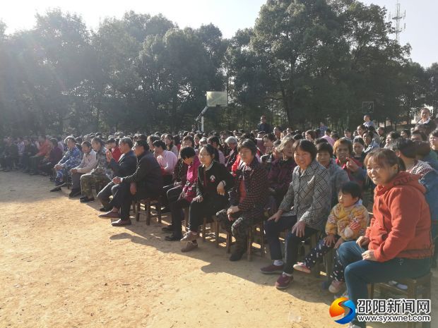 家长认真聆听