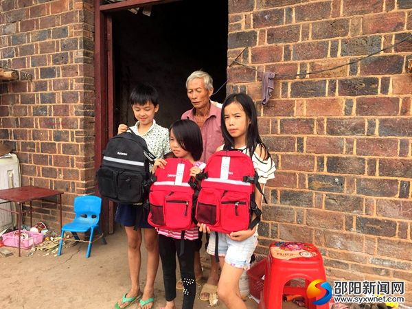 爱心书包资助贫困学生