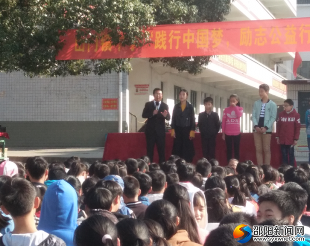 付老师在和师生交流互动