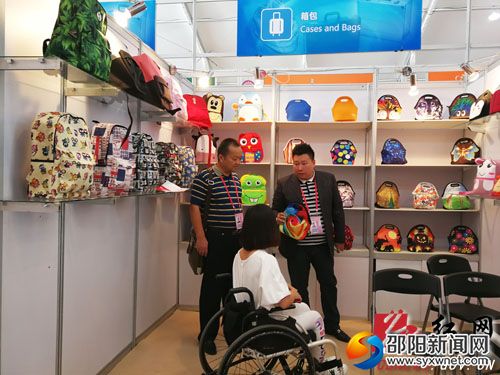 县委常委、副县长方凯在广交会箱包展区慰问七七科技等城步手工外贸产业
