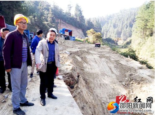 10月31日,王炉军在水毁路段恢复施工现场指导