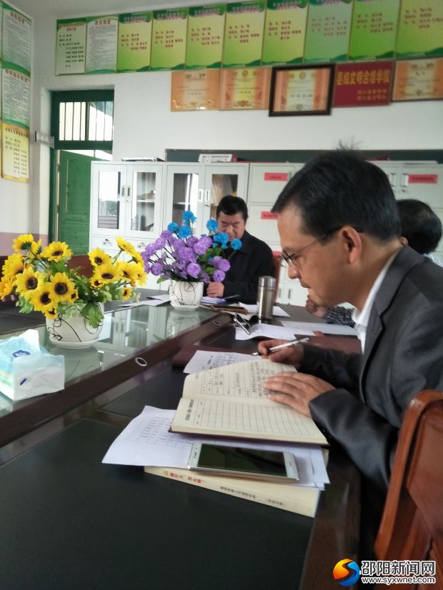 党员在认真地做笔记