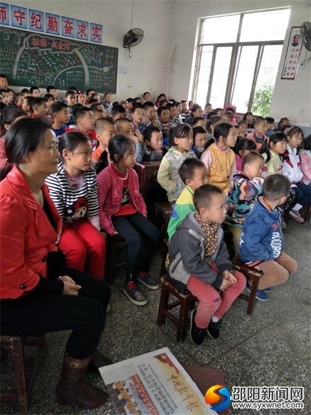 平梅小学全体师生观看缉毒片（1）