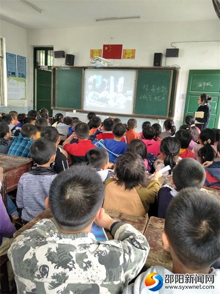 平梅小学全体师生观看缉毒片（2）